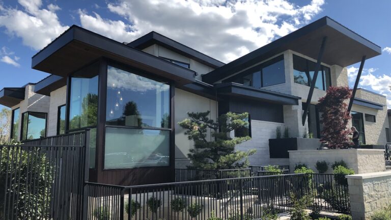 Famiglia che discute insieme in salotto